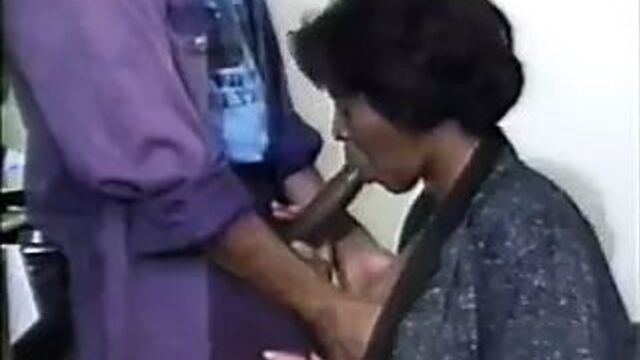 OLD SCHOOL VID...BUT THIS BLACK MATURE LOOKS GOOD AS HELL